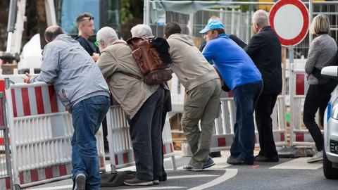 Anwohner warten auf die Rückkehr in die Evakuierungszone