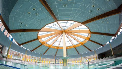 Dach des Aquamar-Schwimmbads
