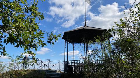 Der  unter Denkmalschutz stehende Dettweiler Tempel ist ein Aussichts-Pavillon im Königsteiner Stadtteil Falkenstein im Taunus.