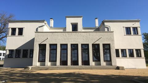 Flughafengebäude im schönsten Jugendstil aus dem Jahre 1927 am Alten Flughafen in Gießen.