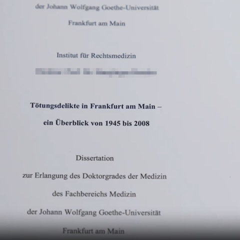 Das Deckblatt der Dissertation des beschuldigten Arztes ist zu sehen. Sein Thema: Tötungsdelikte in Frankfurt am Main - ein Überblick von 1945 bis 2008. 