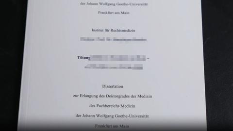 Das Deckblatt der Dissertation des beschuldigten Arztes ist zu sehen. Sein Thema: Tötungsdelikte in Frankfurt am Main - ein Überblick von 1945 bis 2008. 