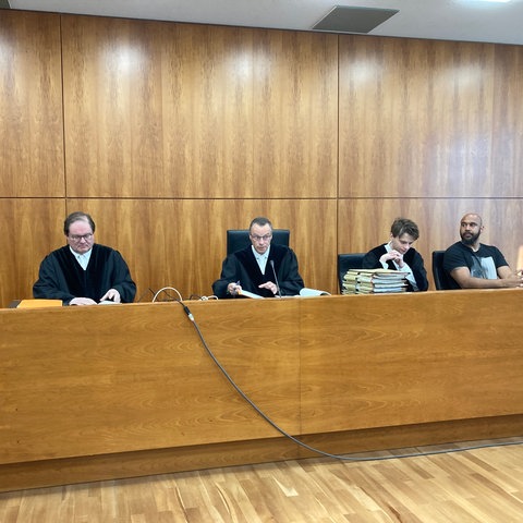 Vier Verteter der 1. Große Jugendkammer des Landgerichts Kassel sitzen um den Vorsitzenden Richter Jürgen Dreyer im Gerichtssal.