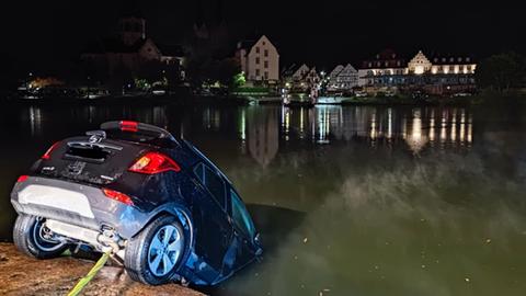 Auto mit dem vorderen Teil im Main, mit dem hinteren direkt an einer Kante. 