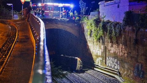 Das Unfallauto liegt vor einer Brücke auf den Bahngleisen.