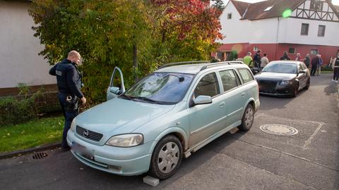 Das gestohlene und beschädigte Auto nach der Verfolgung.