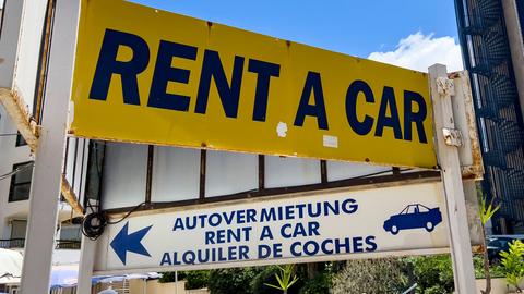 Schild einer Autovermietung in Spanien