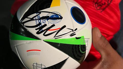 Ball mit Ronaldo-Unterschrift
