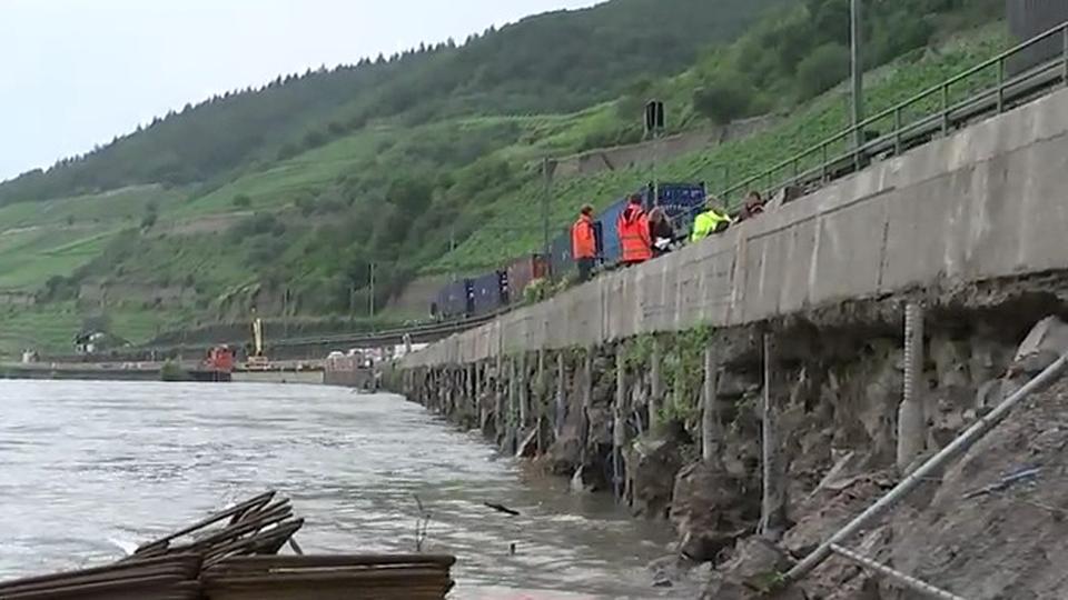 Hochwasser unterspült Rheinmauer - B42 wochenlang gesperrt ...