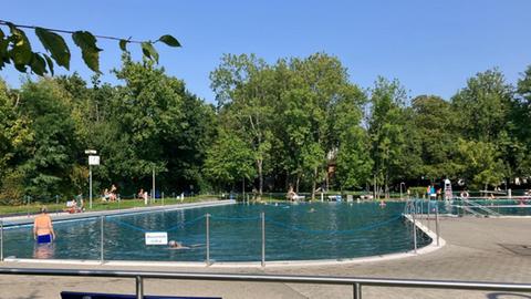 Besucher im Schwimmbad Hausen