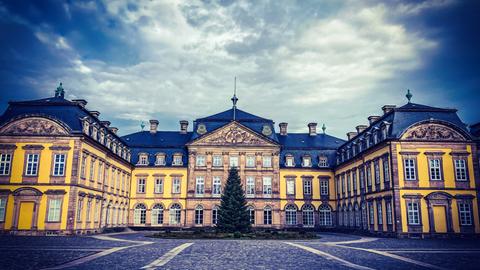 gelbes, monumentales Gebäude (das Residenzschloss in Bad Arolsen) mit Weihnachtstanne davor