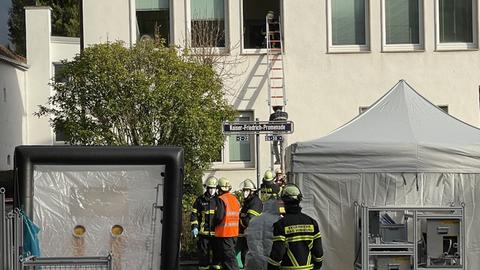 Die Feuerwehr evakuierte das Gebäude in Bad Homburg und holte die Mitarbeiter mit Leitern aus den Fenstern.