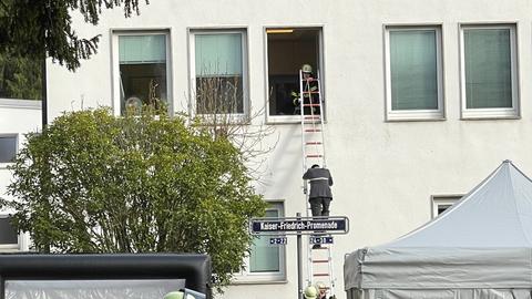 Ein Mitarbeiter klettert aus dem Fenster.