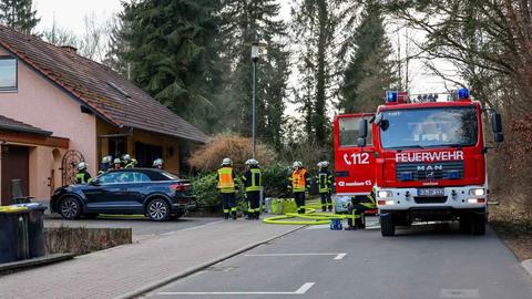 Feuerwehrauto und Einsatzkräfte vor Einfamilienhaus