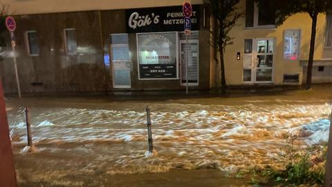 Eine Straße ist nach einem Unwetter überflutet.