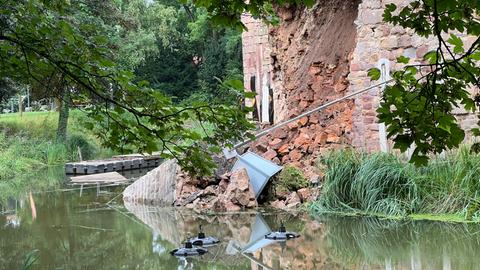 Eingestürzte Mauer an Bad Vilbeler Wasserburg