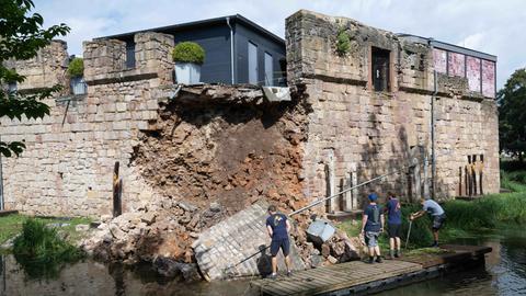 Eingestürzte Mauer an der Wasserburg in Bad Vilbel, Bauarbeiter