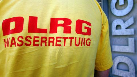 Ein Mann trägt ein T-Shirt der Deutschen Lebensrettungsgesellschaft "DLRG"