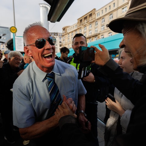 Peter Wirth "Der Bahnbabo" begrüßt vor seiner letzten Fahrt einen Fan.