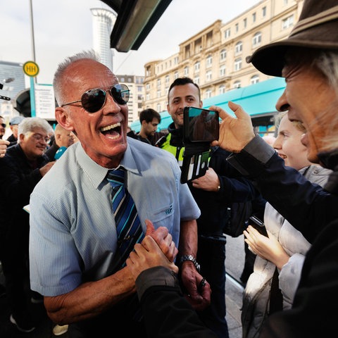 Peter Wirth "Der Bahnbabo" begrüßt vor seiner letzten Fahrt einen Fan.