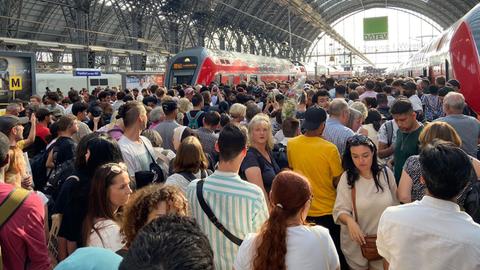 Menschenmasse am Bahnsteig in Frankfurt zwischen zwei Zügen