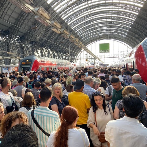 Menschenmasse am Bahnsteig in Frankfurt zwischen zwei Zügen