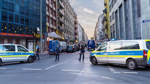 Polizeiabsperrung mit Einsatzwagen im Frankfurter Bahnhofsviertel