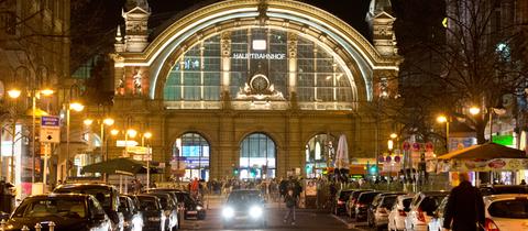 Frontansicht auf das Gebäude des Hauptbahnhofs in Frankfurt bei Nacht