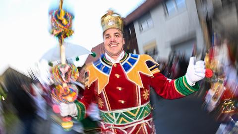 Bajazz Markus Heuser tanzend beim Rosenmontagsumzug in Herbstein in buntem Kostüm.