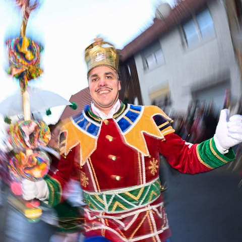 Bajazz Markus Heuser tanzend beim Rosenmontagsumzug in Herbstein in buntem Kostüm.