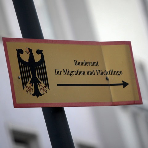 Schild mit Aufschrift Bundesamt für Migration und Flüchtlinge