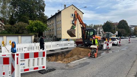 Bauarbeiten am abgesackten Straßenbereich des Konrad-Adenauer-Rings in Wiesbaden