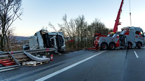 Der Lastwagen wurde mit einem Kran geborgen.