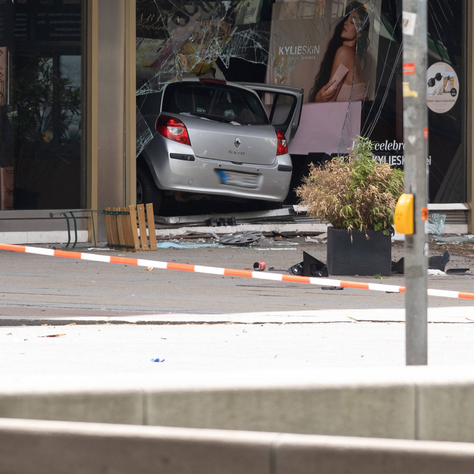 Auto fährt in Berlin in Schülergruppe aus Bad Arolsen - Lehrerin getötet,  14 Verletzte