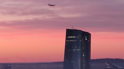 "Blick auf die EZB in Frankfurt am frühen Montagmorgen."