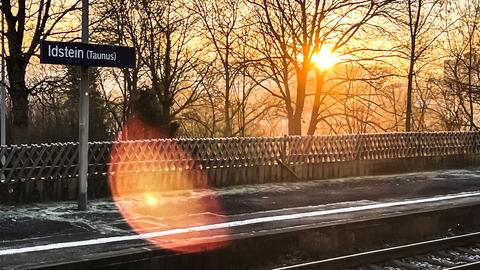 Sonnenaufgang am Bahnhof in Idstein im Taunus.