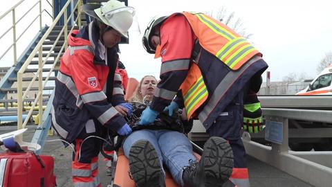 Einsatzkräfte versorgen eine Darstellerin bei der Blackout-Übung