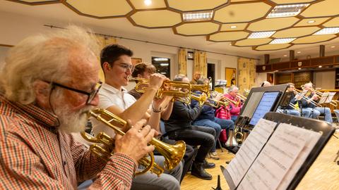 Das Blasorchester aus Nidderau im Main-Kinzig-Kreis probt. Das Orchester besteht aus etwa 40 Musikern aller Altersstufen, unter der Leitung des Dirigenten Lars Schönebeck