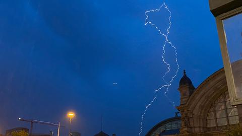 Ein Blitz am Himmel über dem Frankfurter Hauptbahnhof.