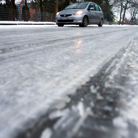 Auto auf spiegelglatter Straße