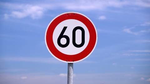 Ein Tempo 60-Schild vor blauem Himmel.