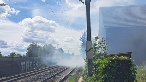 Rauch und Qualm an einer Bahnstrecke im Rheingau