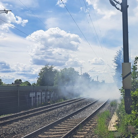 Rauch und Qualm an einer Bahnstrecke im Rheingau