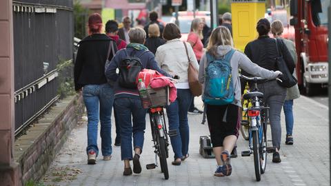 Mitarbeiter des Bürgerhospitals kehren am Abend zurück an ihren Arbeitsplatz.