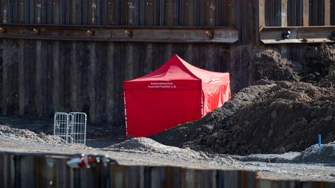 Blick auf die Fundstelle einer 500-Kilogramm-Bombe aus dem Zweiten Weltkrieg im Stadtteil Bockenheim