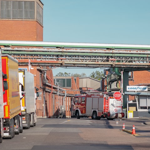 Ein Wagen der Feuerwehr steht auf einem ehemaligen Firmengelände.