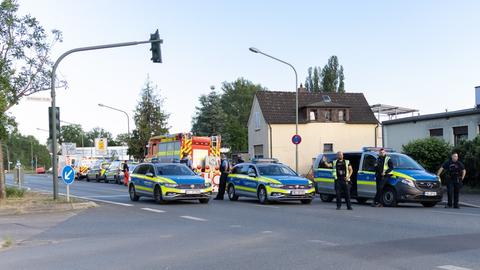 Polizisten sperren den Evakuierungsbereich in Hanau ab