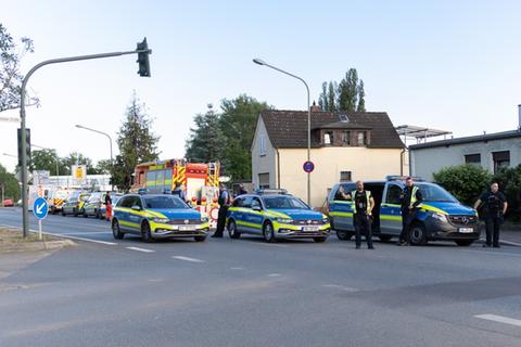 Polizisten sperren den Evakuierungsbereich in Hanau ab