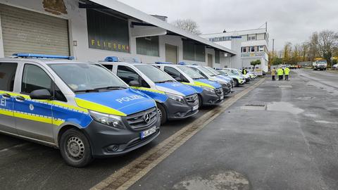 Mehrere Polizeiautos stehen in der Angersbachstraße in Kassel.