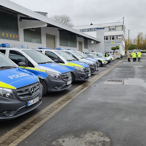 Mehrere Polizeiautos stehen in der Angersbachstraße in Kassel.